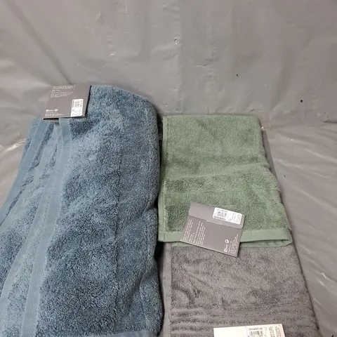 APPROXIMATELY 20 ASSORTED BATH SHEETS, HAND TOWELS AND FACE CLOTHS. GREEN, BLUE AND GREY.