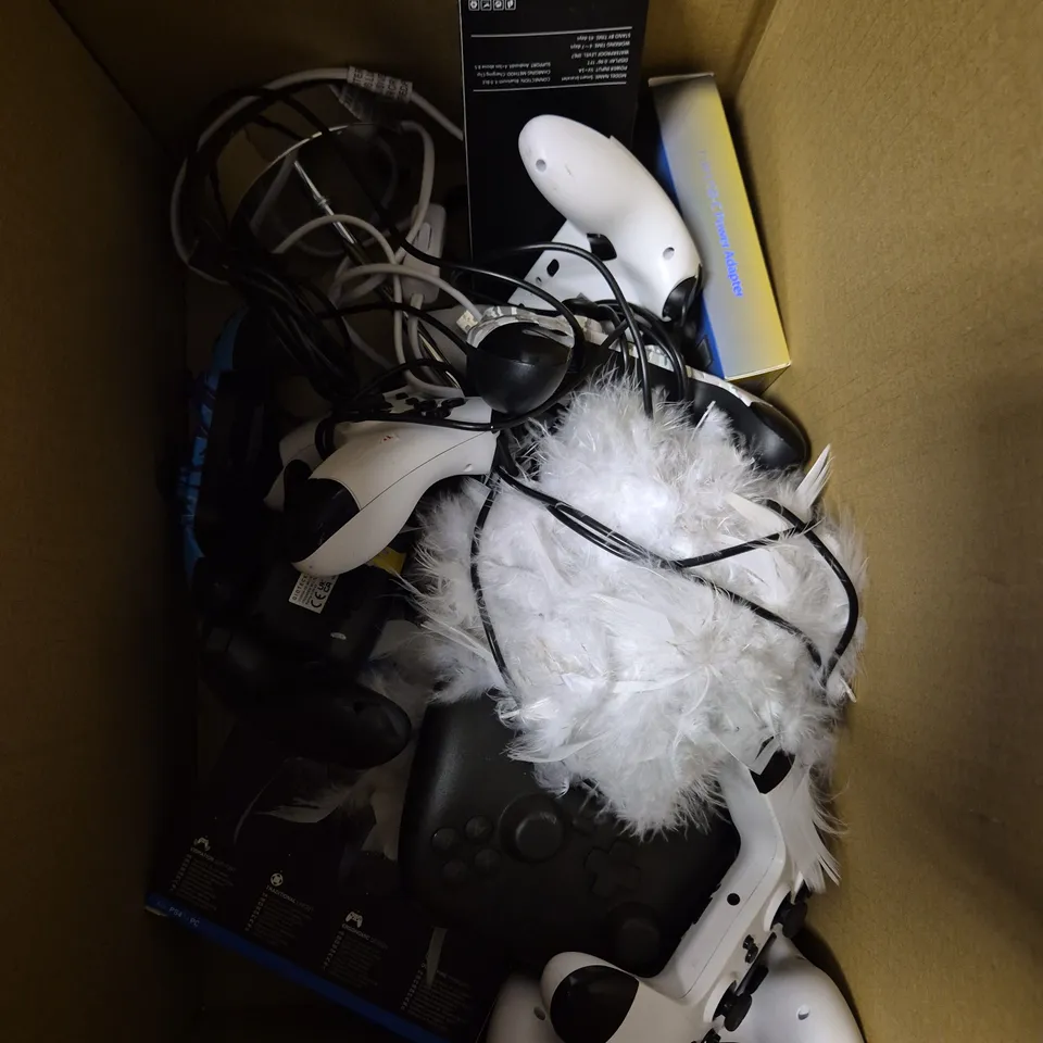 APPROXIMATELY 10 ASSORTED ELECTRICAL PRODUCTS TO INCLUDE TABLE LAMP, GAMING CONTROLLERS, SMARTWATCH ETC 