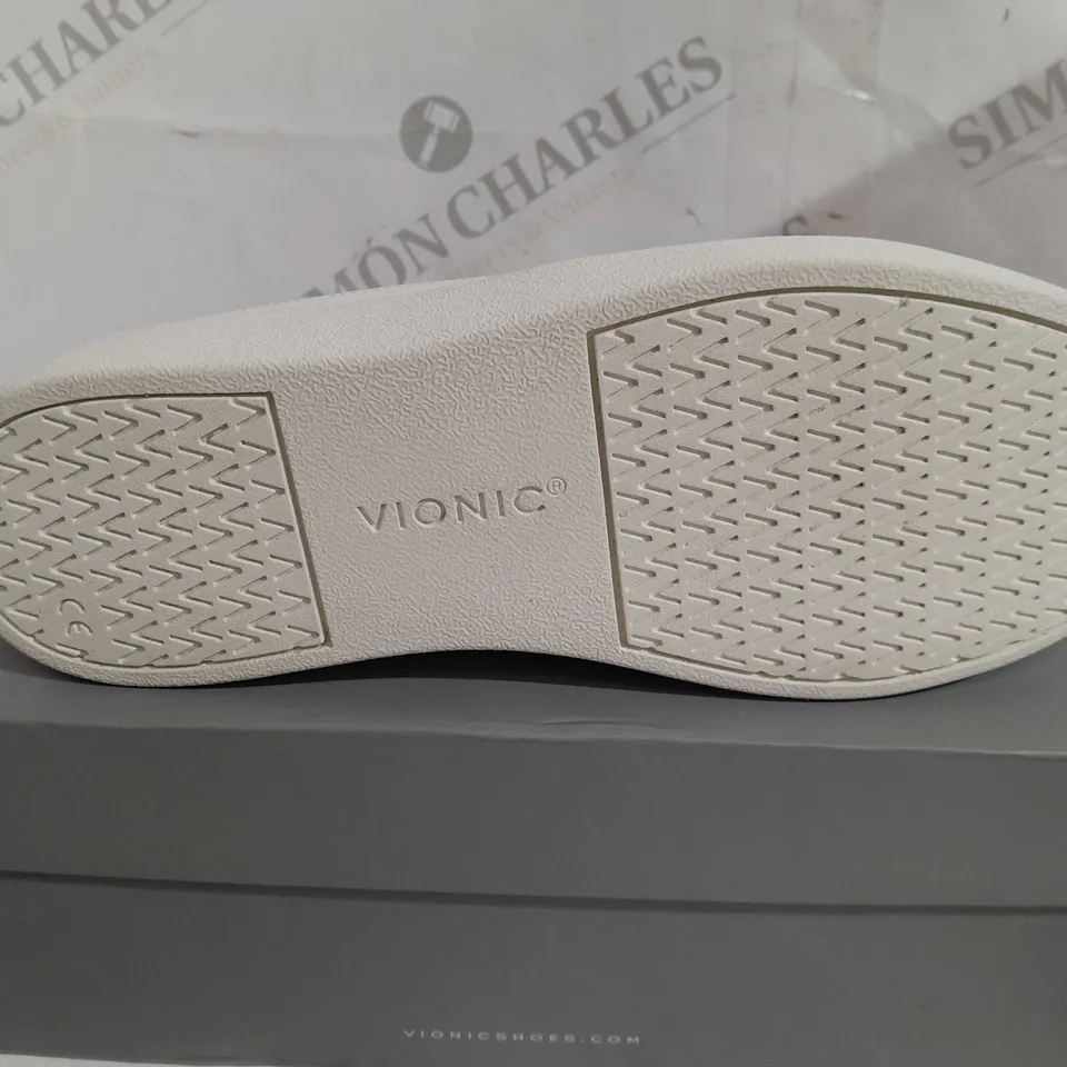 BOXED VIONIC EFFORTLESS TRAINERS IN BLACK SIZE 5.5