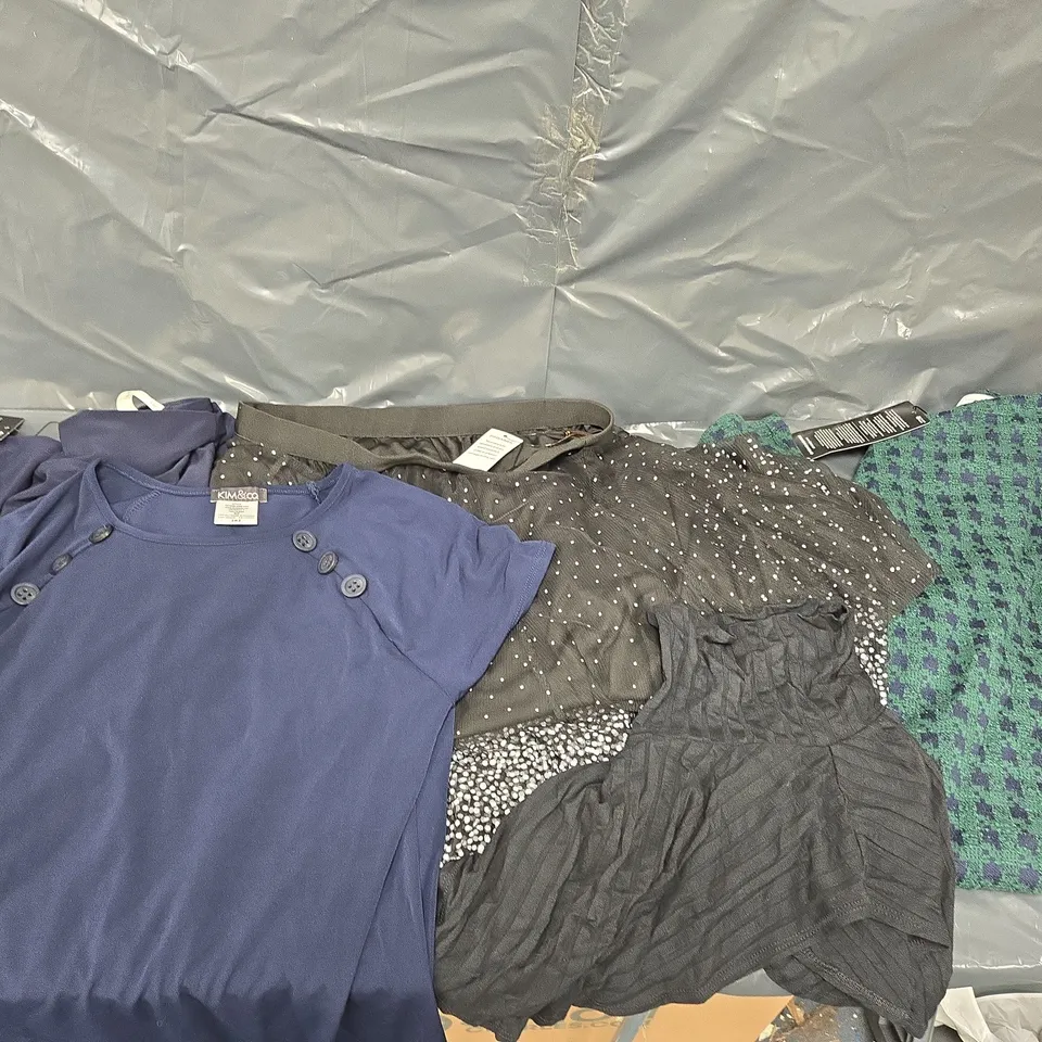 APPROXIMATELY 15 ASSORTED CLOTHING ITEMS IN VARIOUS SIZES, COLOURS & STYLES TO INCLUDE TOPS, SKIRTS, TROUSERS, ETC - COLLECTION ONLY