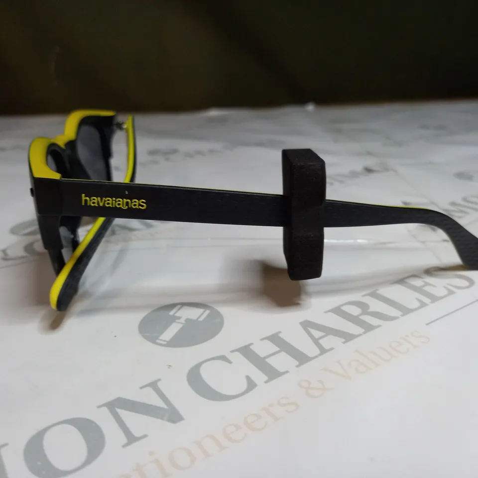 HAVAIANAS TINTED SUNGLASSES WITH YELLOW TRIM 