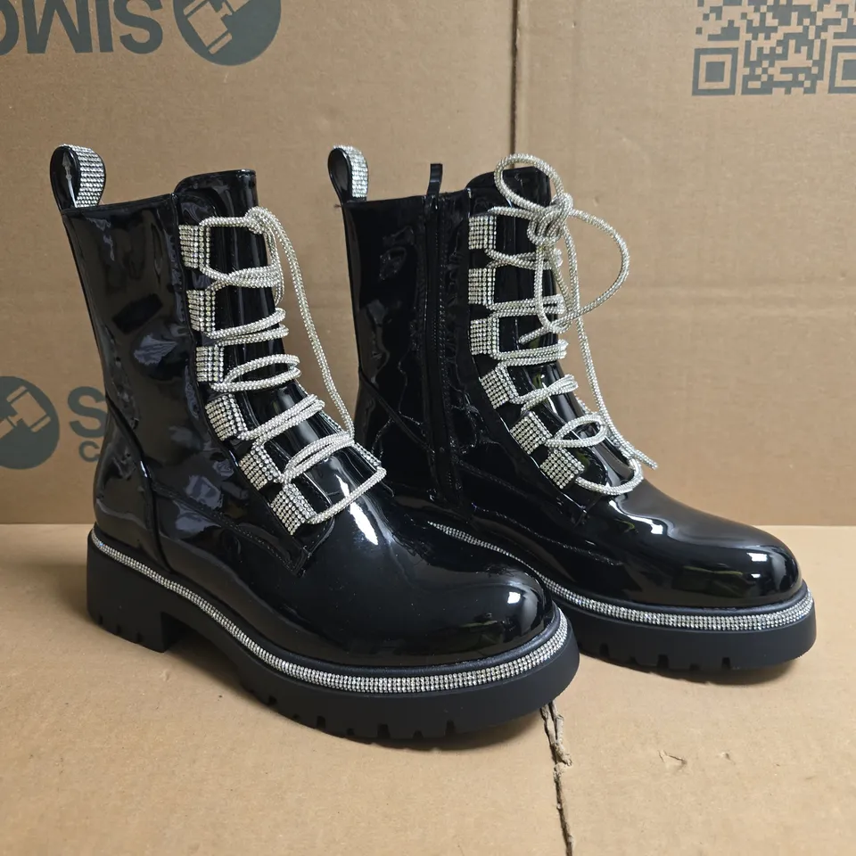 BOXED PAIR OF WELLSPRING ANKLE BOOTS IN GLOSSY BLACK W. DIAMANTE EFFECT SIZE EU 37
