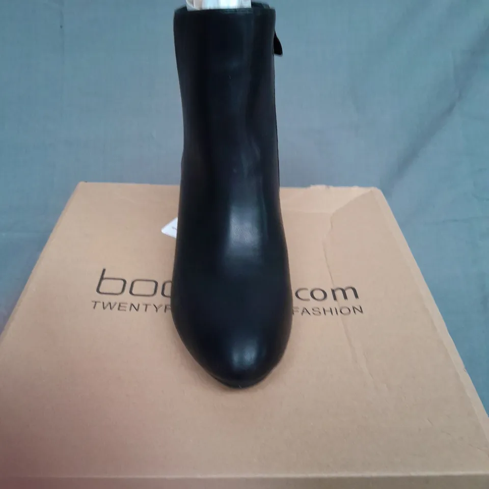 BOXED PAIR OF BOOHOOMAN BASIC BLOCK HEEL SHOE BOOT BLACK SIZE 4 