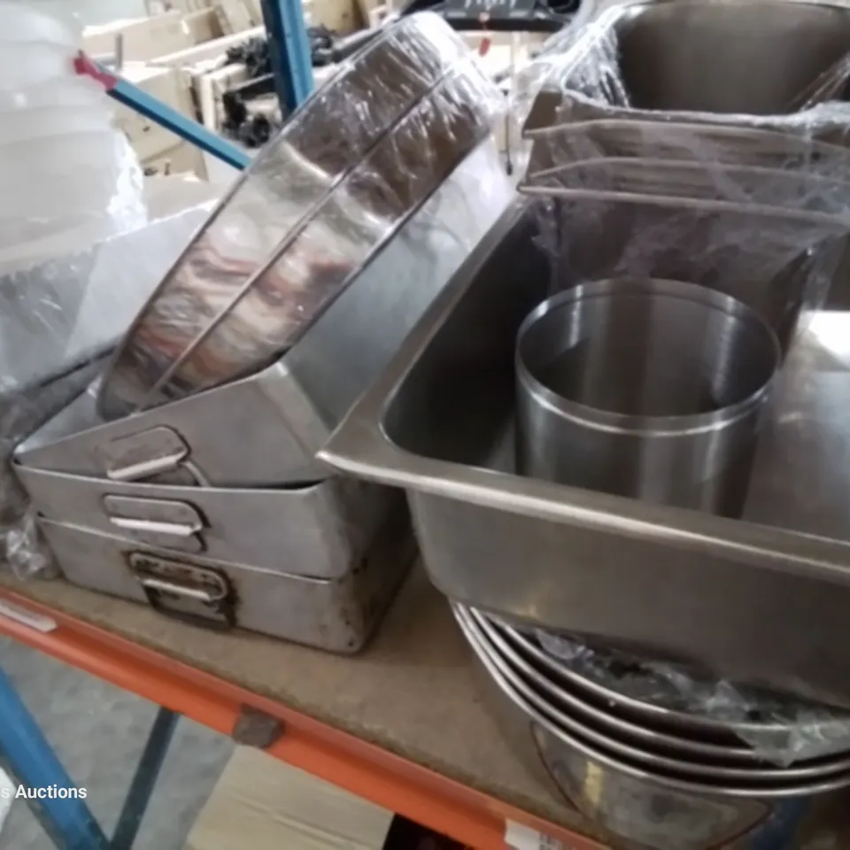 SHELF OF ASSORTED METAL CATERING PANS, ROASTING TRAYS, SERVING DISHES, CAULENDERS,