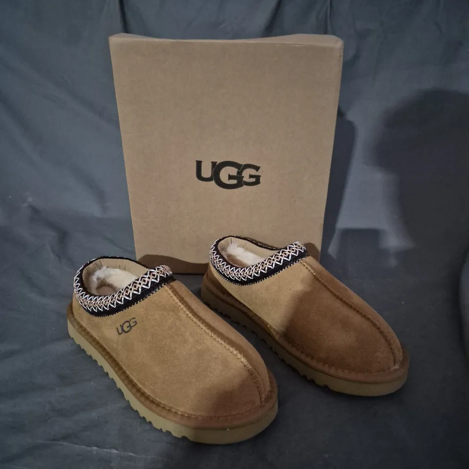 BOXED PAIR OF UGG DAKOTA UK 5