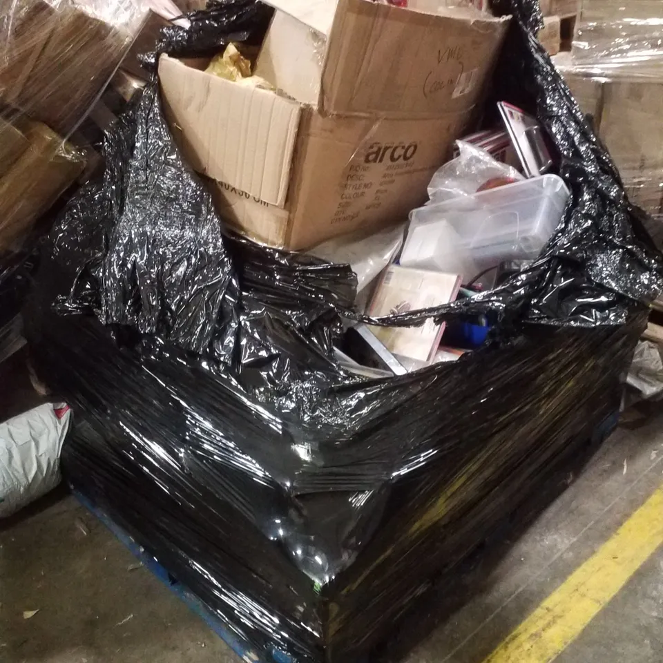 PALLET CONTAINING ASSORTED CAR TAIL LAMPS