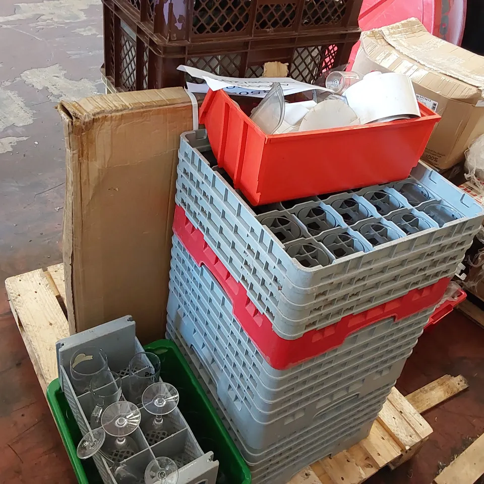 PALLET OF ASSORTED UNPROCESSED CONSUMER/COMMERCIAL GOODS INCLUDING MOSTLY ASSORTED DRINKS GLASSES