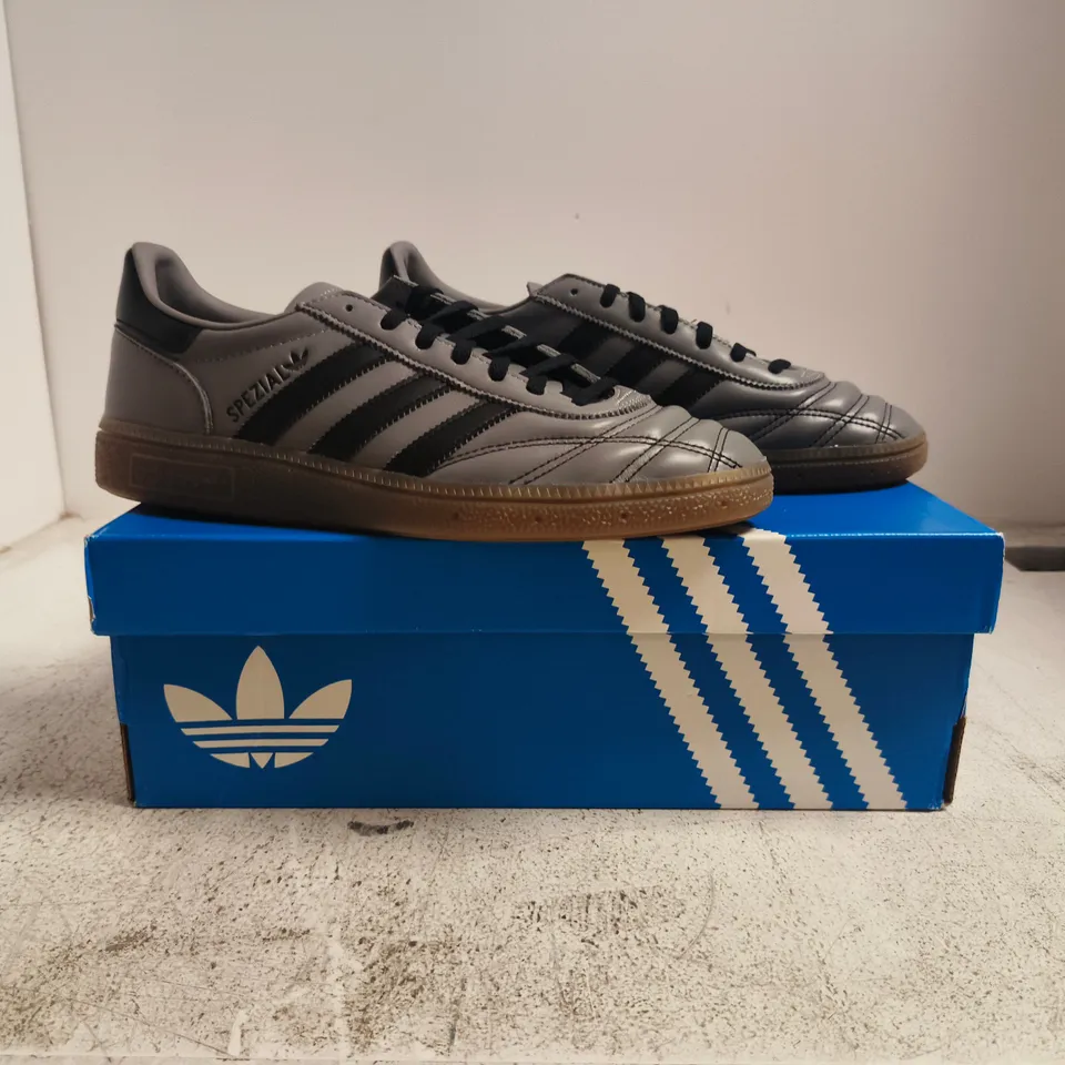 BOXED PAIR OF ADIDAS HANDBALL SPEZIAL WOMENS TRAINERS IN GREY/BLACK SIZE UK 7
