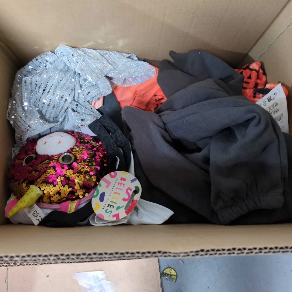 LOT OF APPROXIMATELY 15 ASSORTED KIDS CLOTHING ITEMS TO INCLUDE GAP RED GILET AND ZARA HOODY AND JOGGERS SETS - VARIOUS KIDS SIZES