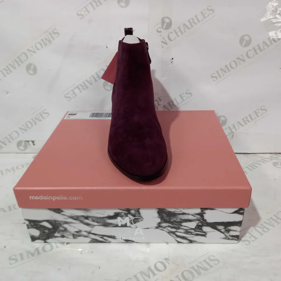 BOXED PAIR OF MODA IN PELLE LILITH SUEDE HEEL ANKLE BOOTS IN PURPLE EU SIZE 38