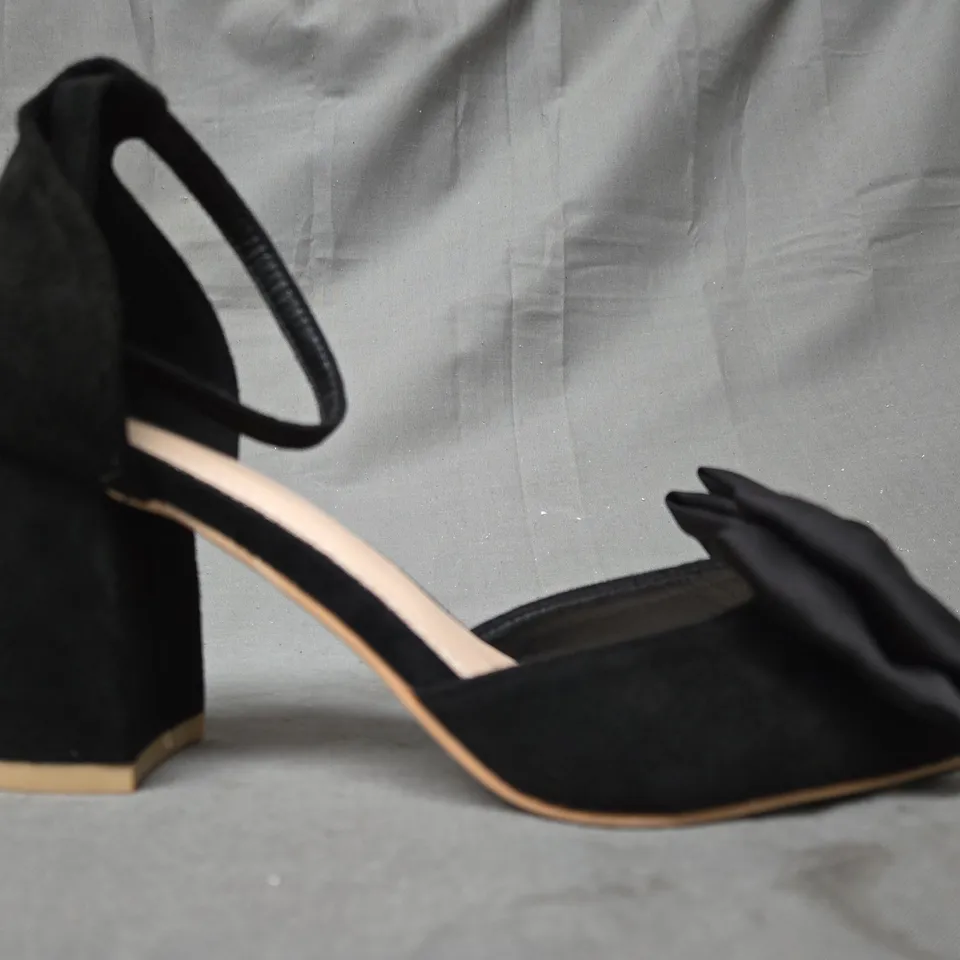 BOXED PAIR OF UNBRANDED POINTED TOE BLOCK HEEL SHOES IN BLACK W. BOW DETAIL EU SIZE 38