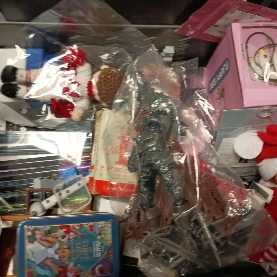 APPROXIMATELY 12 ASSORTED TOYS & GAMES PRODUCTS TO INCLUDE OUTLINE MARKERS, TAROT CARDS, DEFORMATION CAR SERIES TOY, ETC