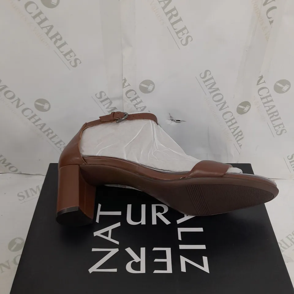 BOXED PAIR OF ALIZER NATURE SIZE 8 TAN SANDAL 