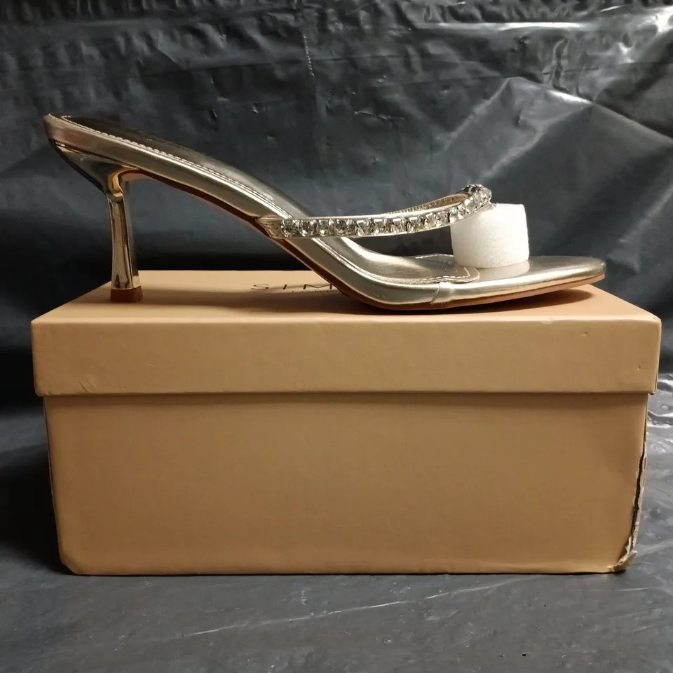 BOXED PAIR OF SIMMI LONDON TOE-POST LOW HEELED SANDALS IN METALLIC GOLD W. JEWEL DETAIL SIZE UK 5