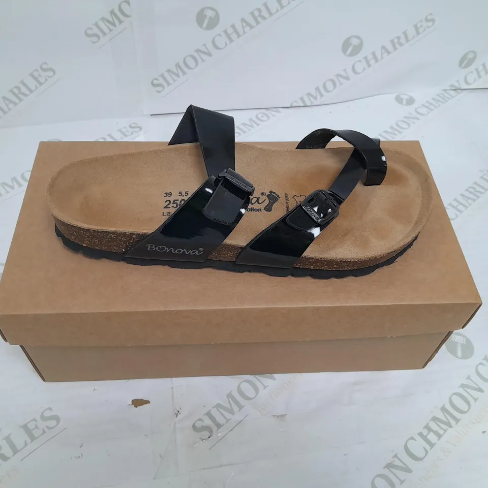 BOXED PAIR OF BONOVA SANDALS IN BLACK SIZE 6