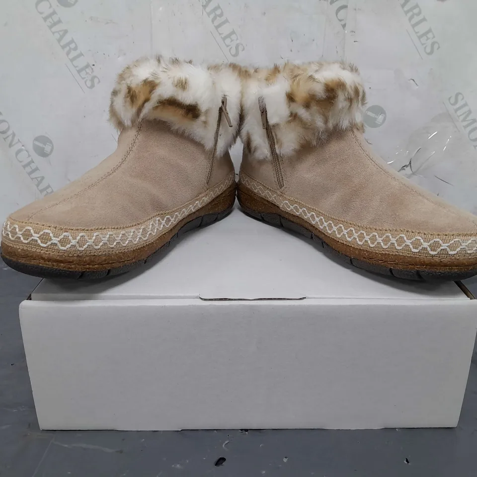 BOXED PAIR OF EARTH ORIGINALS EMMALYN BOOTIES IN BEIGE SIZE 6