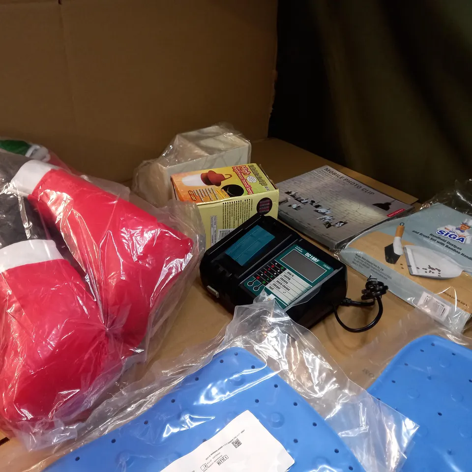 LARGE BOX OF APPROXIMATELY 20 ASSORTED HOUSEHOLD ITEMS TO INCLUDE: PEDIGREE HOOVER BAGS, MUFFIN TRAY, HARD HAT