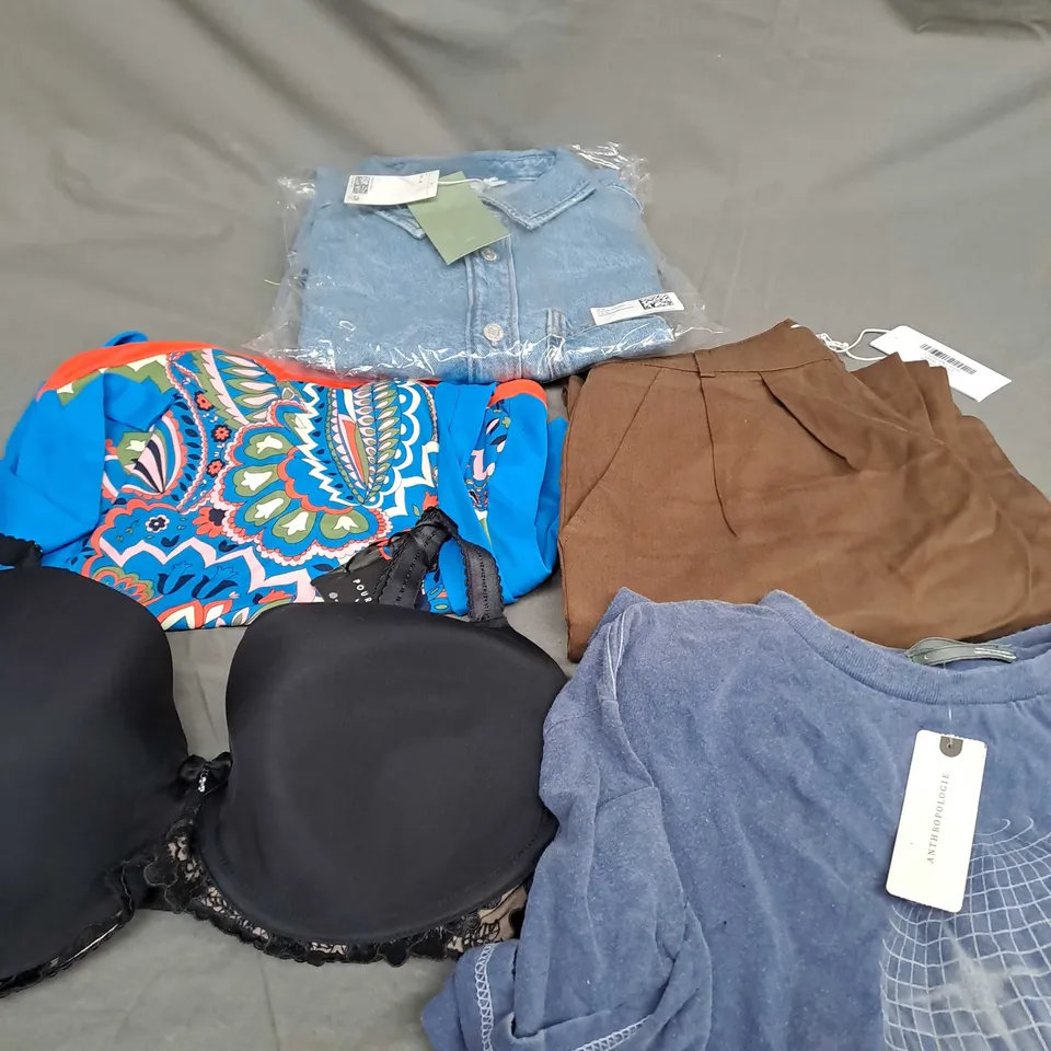 APPROXIMATELY 30 ASSORTED CLOTHING ITEMS IN VARIOUS SIZES TO INCLUDE - T-SHIRT , TROUSERS , JACKET ETC