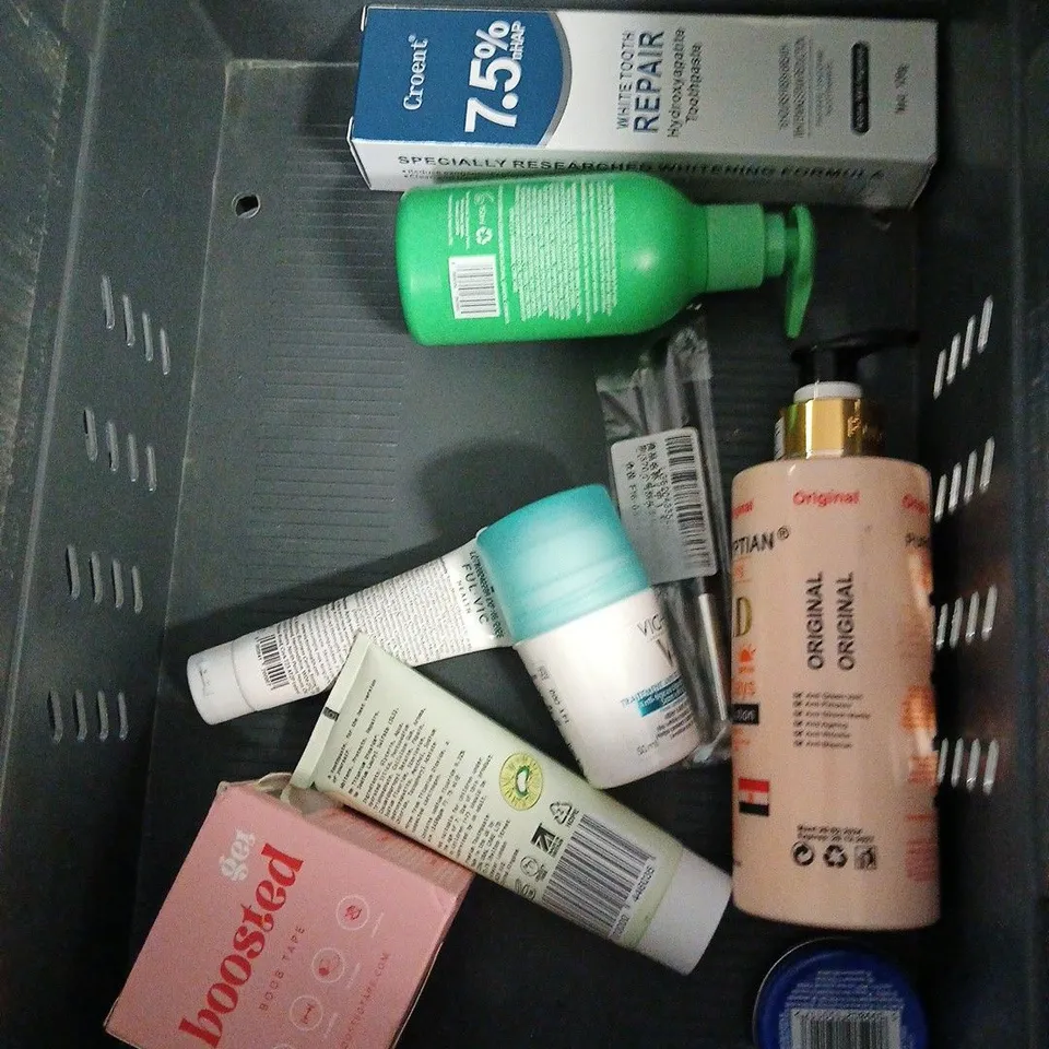 APPROXIMATELY 20 ASSORTED HEALTH & BEAUTY PRODUCTS TO INCLUDE GIVE ME SHAMPOO & CONDITIONER, BONDI SANDS SPF 50 LOTION, SUDOCREM , ETC