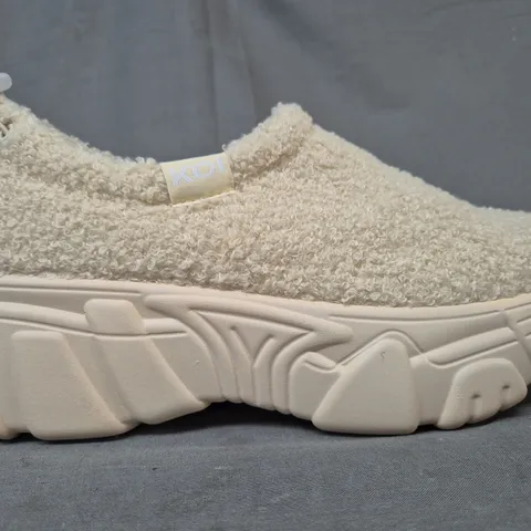 BOXED PAIR OF KOI FLAMMA MICROFIBRE CHUNKY SHOES IN CREAM UK SIZE 7