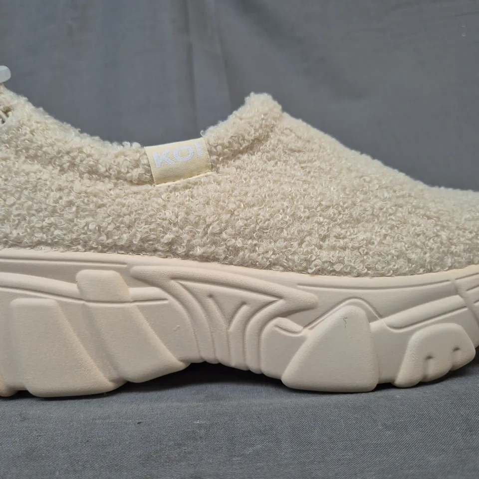 BOXED PAIR OF KOI FLAMMA MICROFIBRE CHUNKY SHOES IN CREAM UK SIZE 7