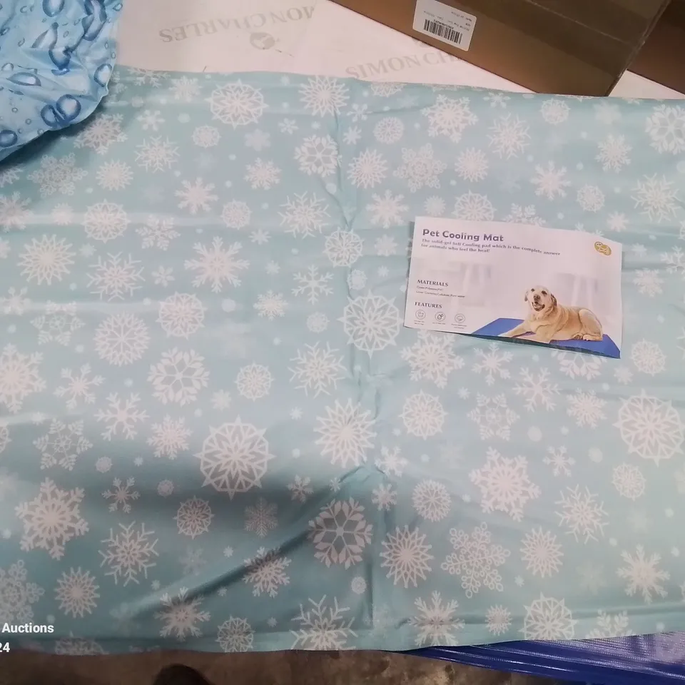 PALLET CONTAINING LARGE AMOUNT OF INDIVIDUALLY BOXED PET COOLING MATS (DESIGNS VARY)