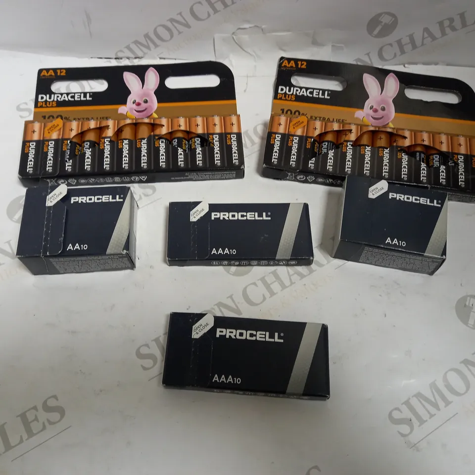 BOX OF APPROX 20 ITEMS TO INCLUDE DURACELL AA BATTERIES AND PROCELL AA BATTERIES