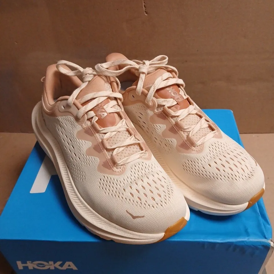 HOKA WOMEN'S RUNNING SHOES – PINK/BEIGE BOXED SIZE 5.5