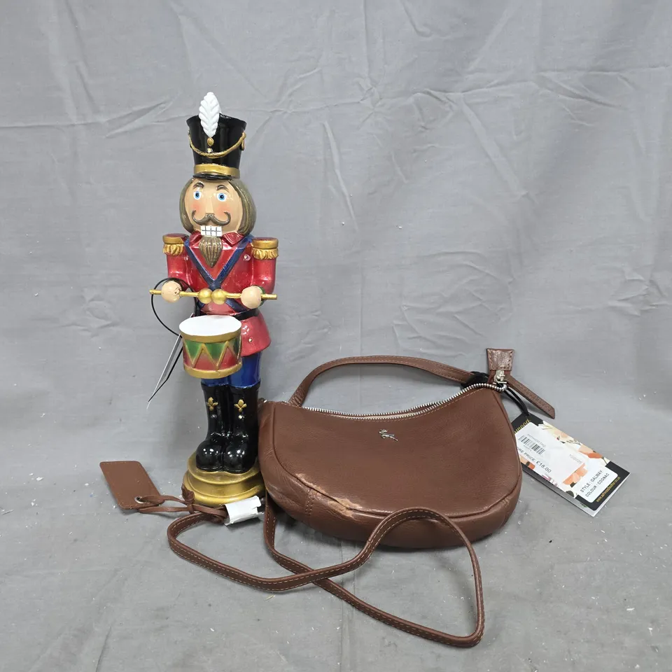 BOX OF APPROXIMATELY 8 ASSORTED HOUSEHOLD ITEMS TO INCLUDE ASHWOOD BAG, FESTIVE DECORATION, ETC - COLLECTION ONLY