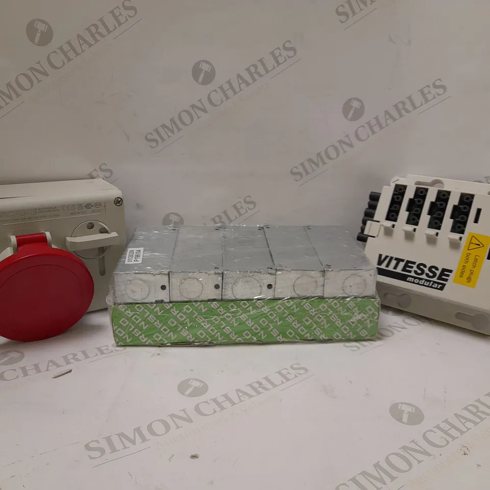 LOT OF APPROX 15 ASSORTED ITEMS TO INCLUDE - VITESSE MODULAR -SCAME PLUG - SWITCH & SOCKET BOXES ECT