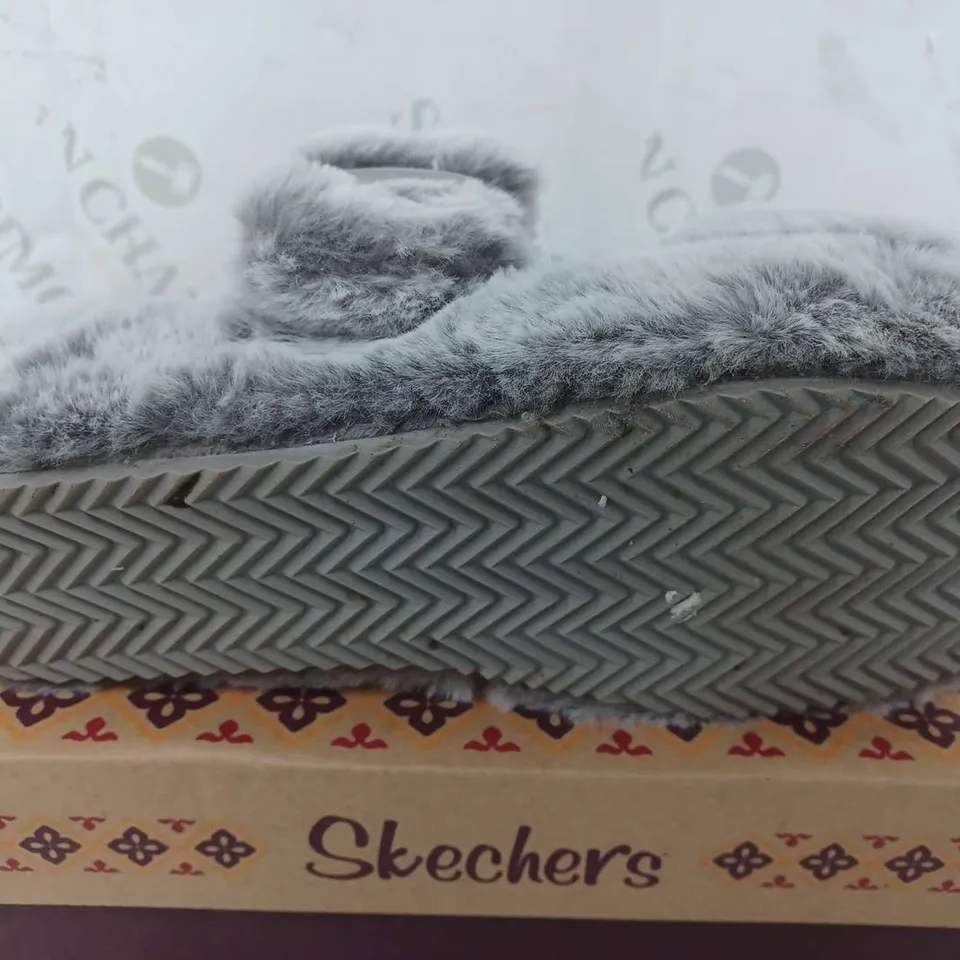 BOXED PAIR OF SKECHERS SLIPPERS IN GREY SIZE 4