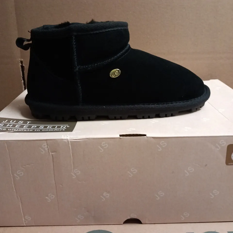 BOXED PAIR OF JUST SHEEPSKIN LADIES GRACE SLIPPERS – BLACK, UK 5 