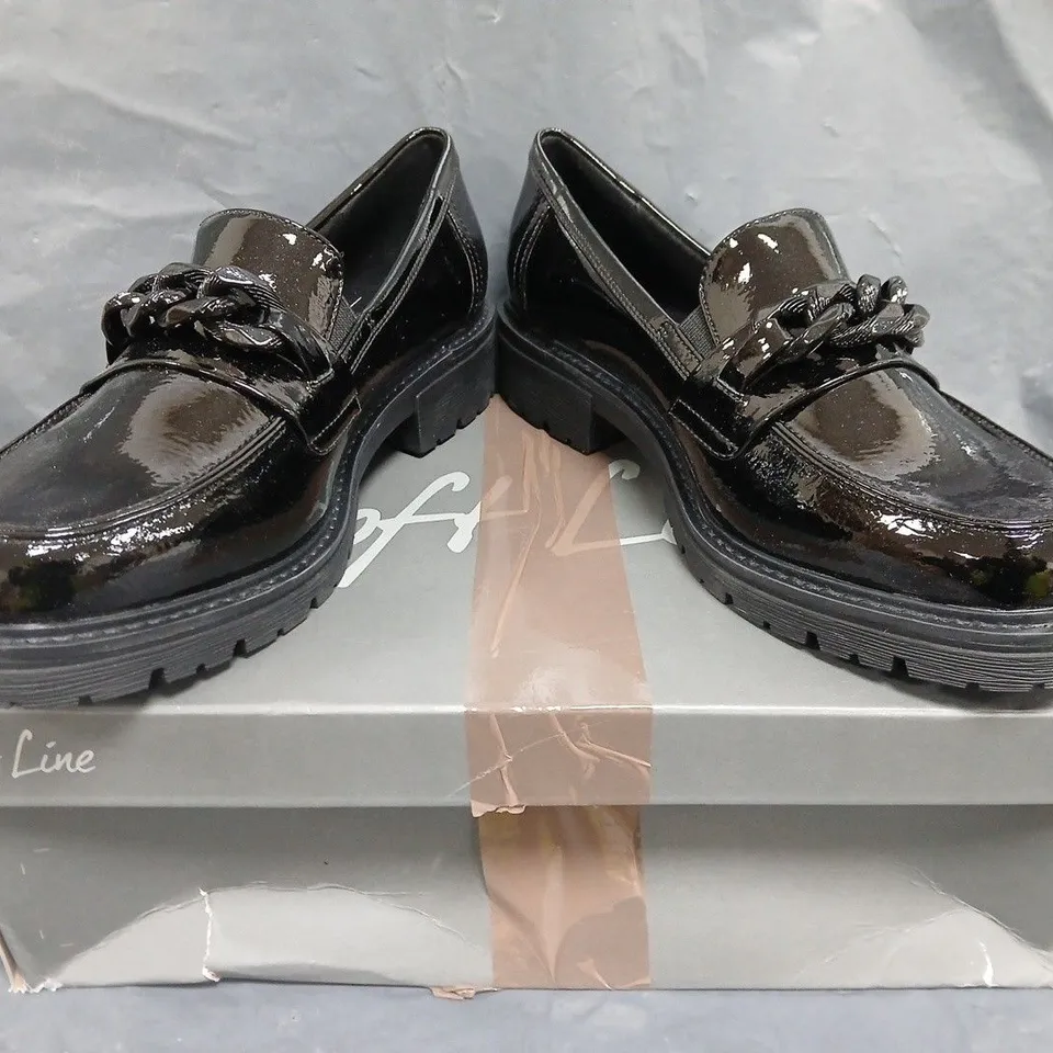 BOXED PAIR OF SOFT LINE SHOES IN GLOSSY BLACK W. CHAIN DETAIL SIZE EU 40