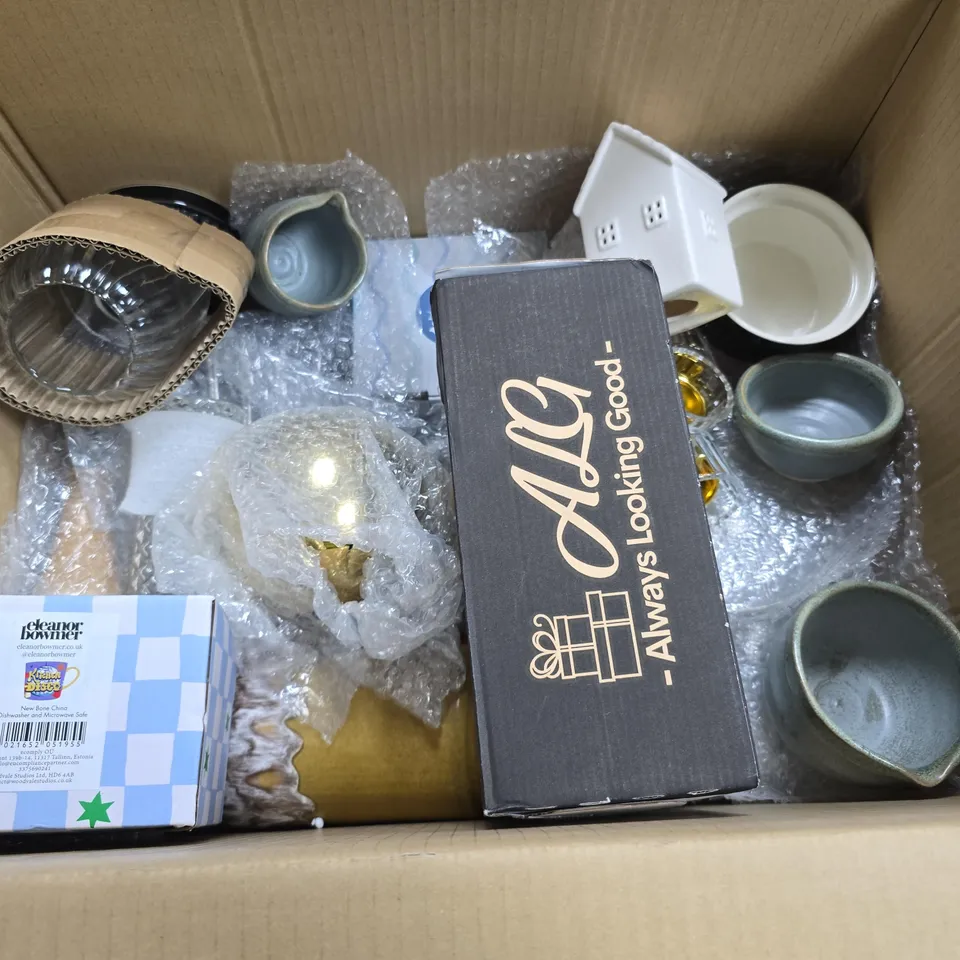 LOT OF APPROXIMATELY 20 ASSORTED POTTERY AND GLASS ITEMS TO INCLUDE TEALIGHT HOLDERS, A CERAMIC COTTAGE AND A DRINKING GLASS