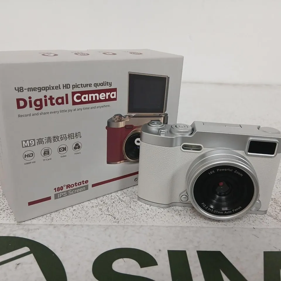 DIGITAL CAMERA – COMPACT SILVER MODEL (BOXED)