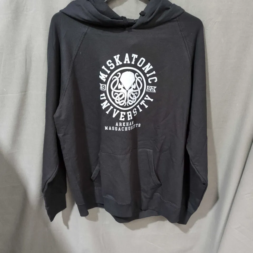 MISKATONIC UNIVERSITY HOODIE – BLACK WITH ARKHAM MASSACHUSETTS 1922 GRAPHIC SIZE L