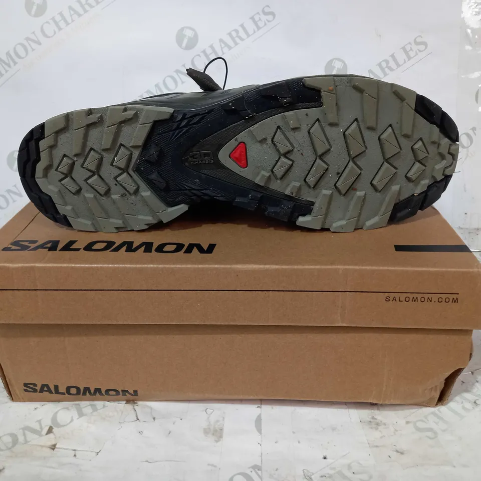 BOXED PAIR OF SALOMON ORTHOLITE TRAINERS IN GREEN/BLACK UK SIZE 10
