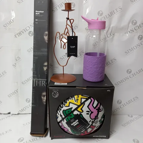 APPROXIMATELY 15 ASSORTED ITEMS TO INCLUDE KEITH HARING BASKETBALL SIZE 7, GAME OF THRONES POSTER, METAL CANDLE HOLDER, PLASTIC WATER BOTTLE ETC.  