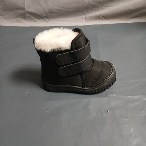 COZY PIXIES TODDLER BLACK WINTER BOOTS WITH WHITE FAUX FUR LINING SIZE BABY EU 22. UNBOXED