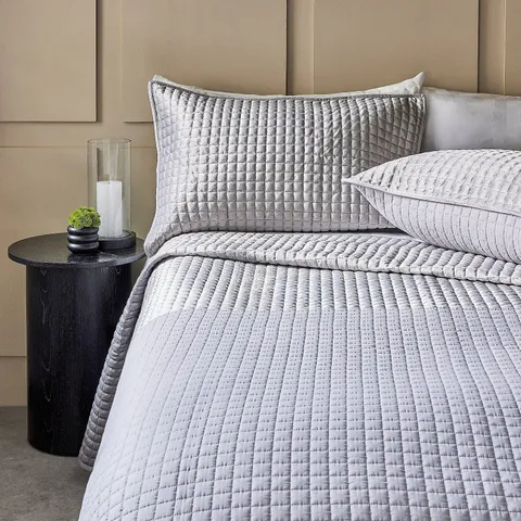 K BY KELLY HOPPEN QUILTED BEDSPREAD AND SET OF 2 DECORATIVE PILLOWCASES 
