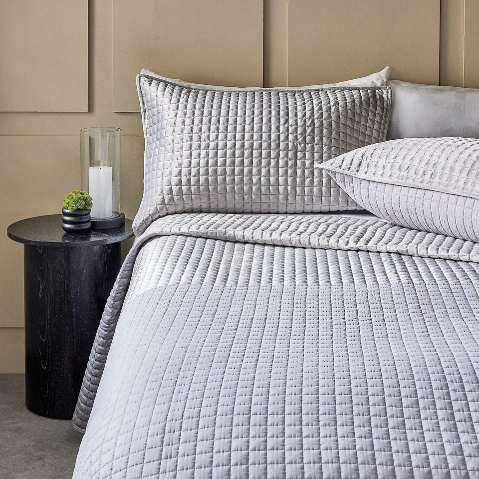 K BY KELLY HOPPEN QUILTED BEDSPREAD AND SET OF 2 DECORATIVE PILLOWCASES 