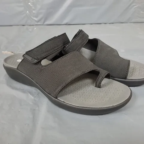BZEES OPEN TOE SANDALS IN BLACK - SIZE 7