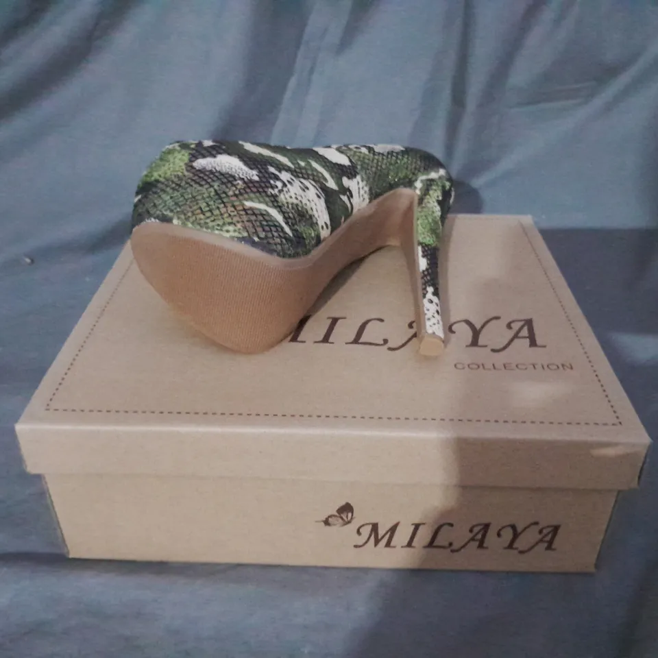 APPROXIMATELY 10 BOXED PAIRS OF GREEN SNAKE SKIN PATTERN PLATFORM HEELS 