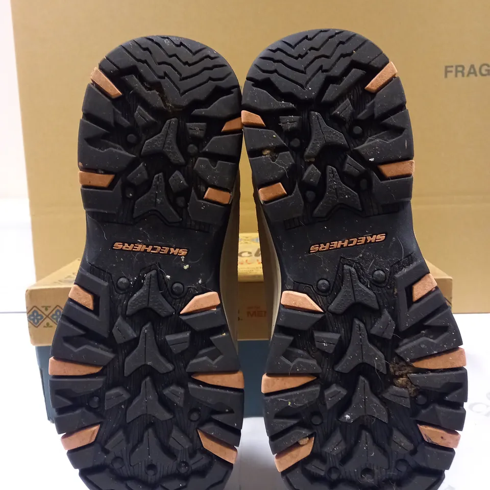 SKETCHERS WATERPROOF BOOT SIZE 8