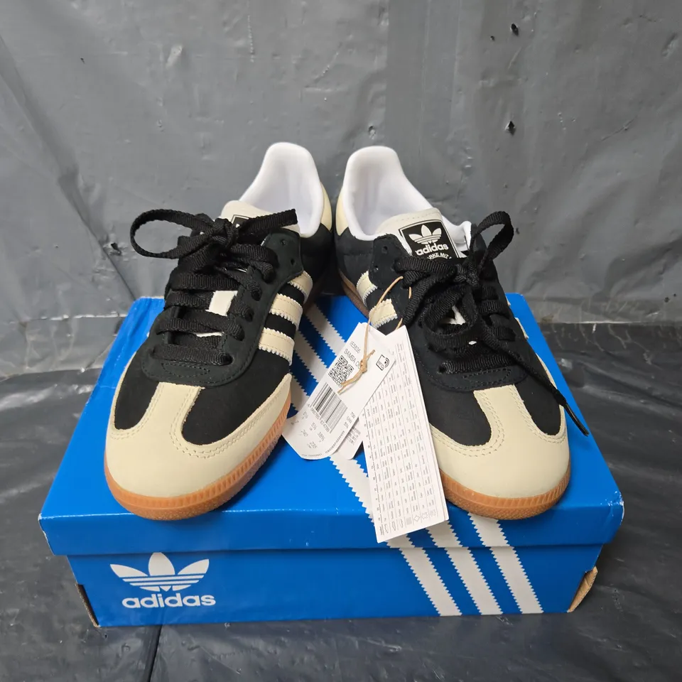 BOXED PAIR OF ADIDAS SAMBA OG W TRAINERS IN BLACK - UK 5.5