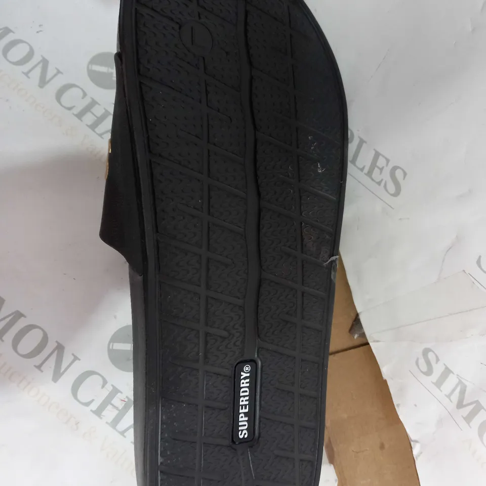 SUPERDRY CODE LOGO POOL SLIDERS, BLACK / METALLIC GOLD - SIZE L