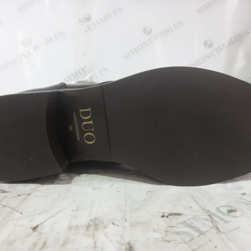 BOXED PAIR OF DUO HALTHAM TALL KNEE-HIGH BOOTS IN BROWN EU SIZE 39