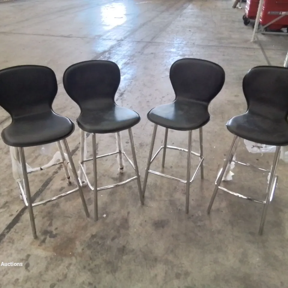 A BOX OF 4 DESIGNER QUALITY LEATHER UPHOLSTERED CHROME LEGS BAR STOOLS 