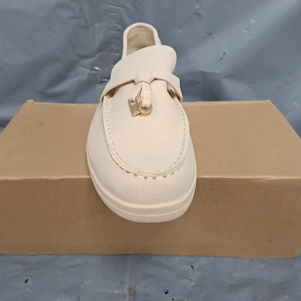 BOXED PAIR OF UNBRANDED LOAFERS IN LIGHT BEIGE SIZE EU 39