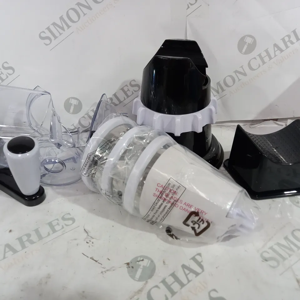 COOKS ESSENTIALS GRATRER AND SLICER